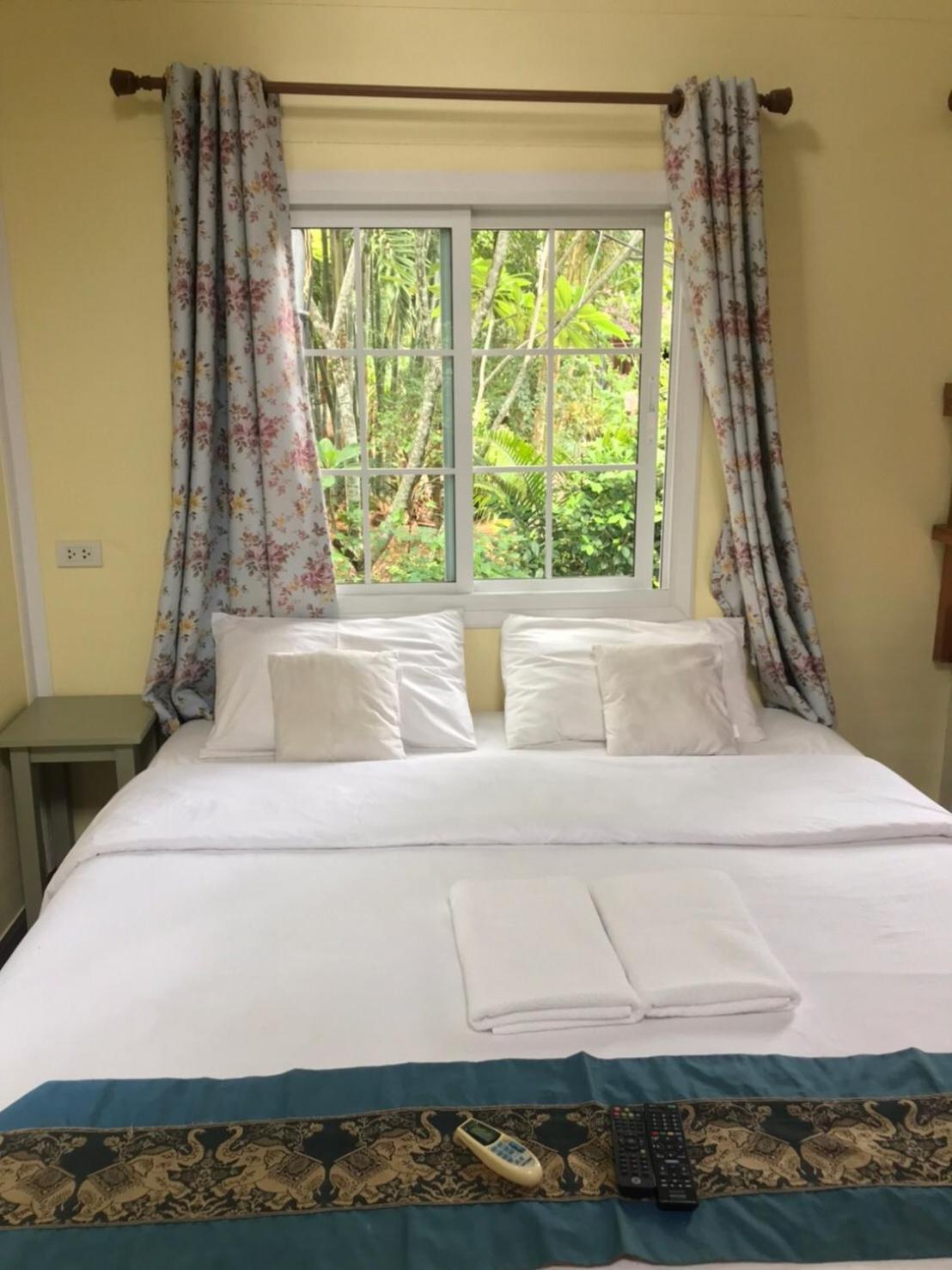 Baan Pong Tara Hotel Suan Phueng Luaran gambar