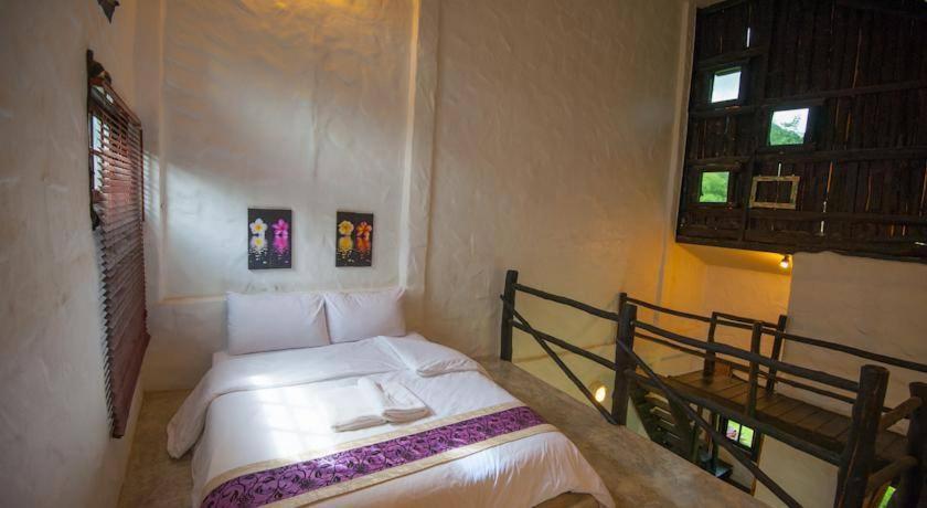 Baan Pong Tara Hotel Suan Phueng Luaran gambar