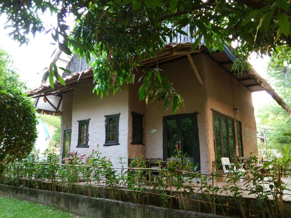 Baan Pong Tara Hotel Suan Phueng Luaran gambar