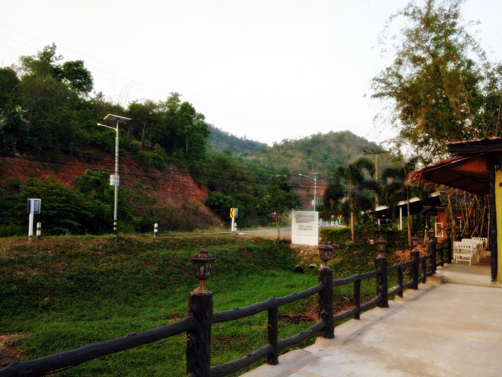 Baan Pong Tara Hotel Suan Phueng Luaran gambar